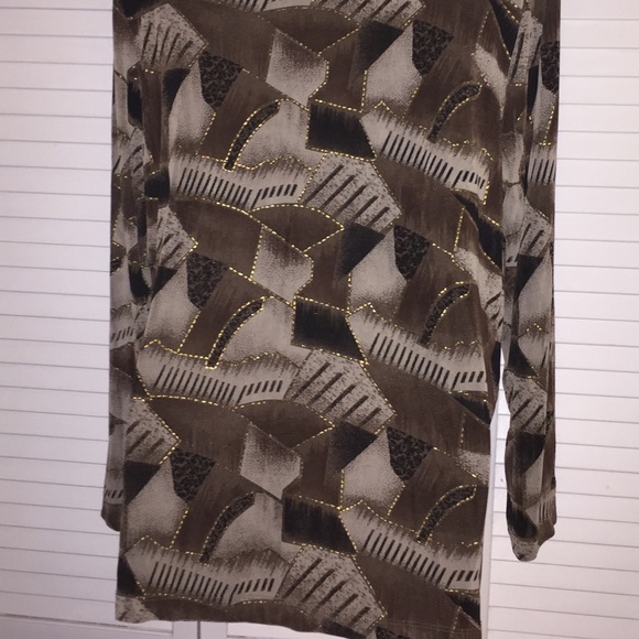 TRAVEL ELEGANCE!!!! Beautiful Long Sleeve Top - Picture 4 of 5